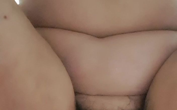 Mommy big hairy pussy: Hårig fitta som öppnar för att urinera