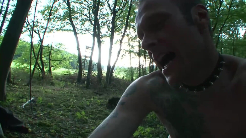 German BDSM MMV: Roodharige bdsm-slet gevingerd buiten en binnen