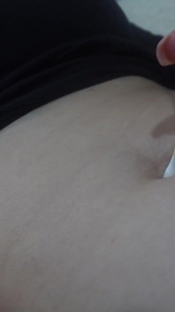 Latina-stiefschwester Putzt Bauchnabel Mit Einem Baumwolltapf Und Dann Nach Dem Putzen Beginnt Sie Mit Ihrem Bauch Zu Spielen