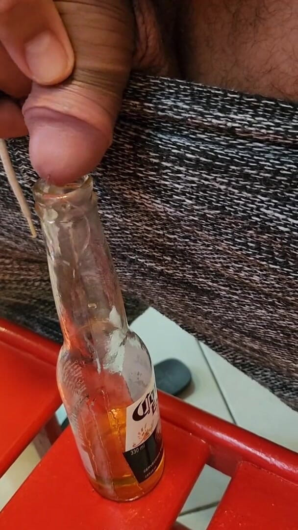 Pietro Montoya: Dándole una botella de meada a mi amor