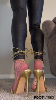 Ivys Füße in Gold heels und Latex leggings