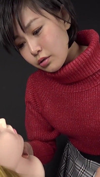 Tomoka Akari kwijlt en spuugt op een mannequin, met close-ups van haar enorme tong