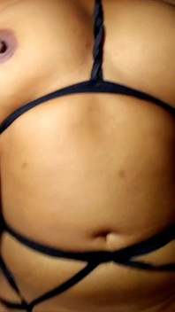 Nevlastní máma mi ukázala své sexy noční šaty. Můj čůrák dostal tvrdý, pomohla mi stříkat pomocí její kundičky