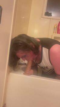Trisha Trash CD Prend Un Énorme Gode Au Fond - Bâillonnement Baveux, Gorge Profonde Trempée
