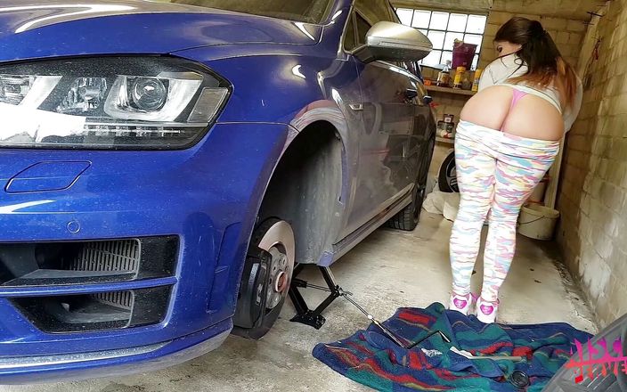 Aische Pervers: Glückspilz hilft einer vollbusigen MILf um ihr auto