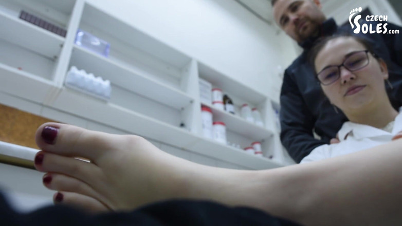 Czech Soles - foot fetish content: El hombre adora los pies grandes y descalzos de un...