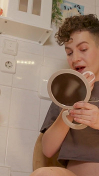 Iris kikar på köksgolvet tar och når flera sprutande orgasmer Anpassade Clip HD