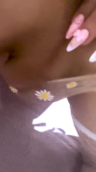 सौतेला पापा लाल बालों वाली मस्त गांड के साथ खेलता है और प्रवेश से पहले उसे वास्तव में अच्छा खाता है