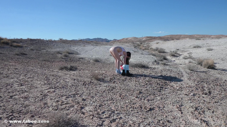 Nude Sportswomen: Presque nue dans le désert et pas d’eau