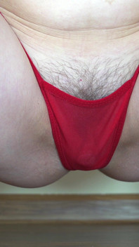 Cewek sange ini lagi asik ngentot celana dalam seksinya sambil jongkok sampai memeknya menganga lebar