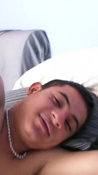 Tânără latino excitată se masturbează