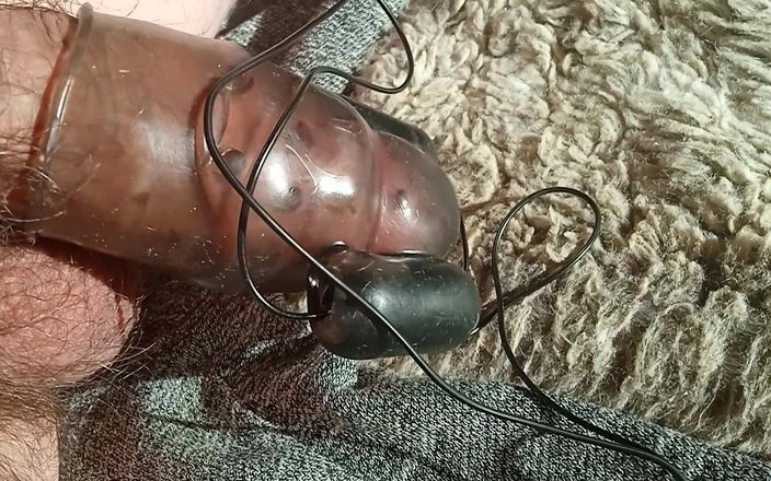 Deepthroat Studio: Rzeczywistość domowa stymulacja elektryczna masturbacja chłopak ekshibicjonista za pomocą rękawa...
