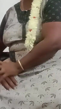 Ibu rumah tangga tamil dengan suara yang aduhai lagi asik ngentot memek istrinya yang doyan selingkuh