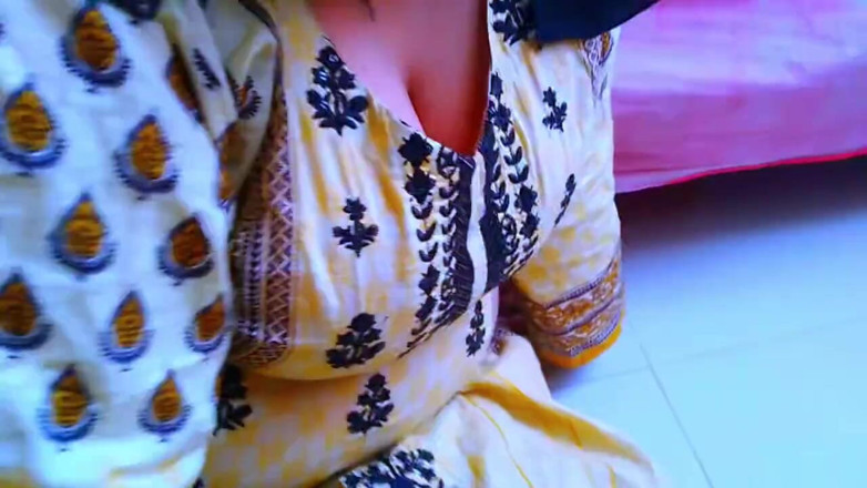 Aria Mia: Bhabhi India Muslim tersangkut di bawah katil semasa membersihkan rumah