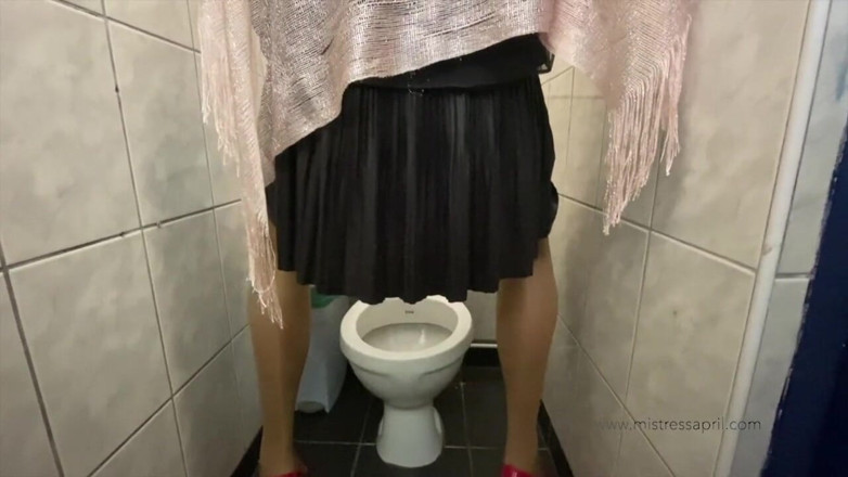 Mistress April: Громадський туалет повії від господині Ейпрі