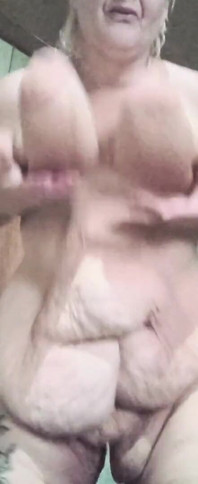 Ela é tão gorda que a assiste bater em toda a sua gordura corporal