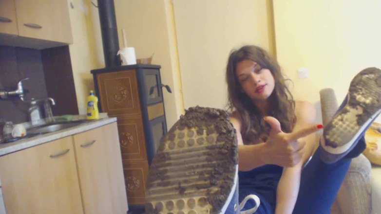 Foot Girls: Юная богиня хочет, чтобы ты подчистила ее грязные кроссовки