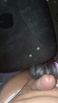 Sissy se distrează cu vibratorul ei