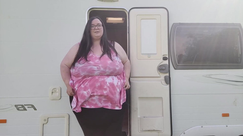 SSBBWLadyBrads: SSBBW Vs Drobné dveře karavanu
