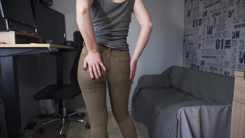 Teasecombo 4K: Wanita hot dengan celana jins ketat lagi asik jalan-jalan sambil...