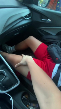 Píše mi, že je v tělocvičně, ale že chce sát velkého tlustého růžového ptáka