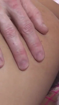 O fată asiatică cu pizda ei păroasă acoperită de spermă