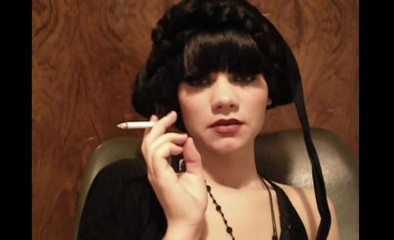 Femdom Austria: Une beauté glamour fume une cigarette