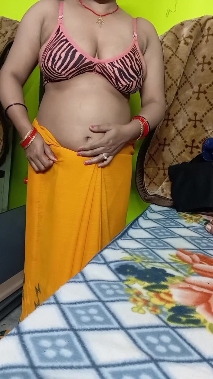 Manjushukla: Indyjski Piękny Bhabhi Usuwanie Jej Sari.