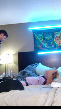 Il ragazzo che consegna le pizze flirta e ottiene la ragazza