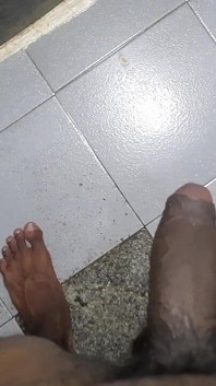 Chico cachondo en el baño duchándose