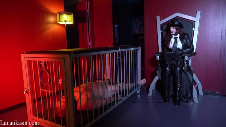Mistress Lunatika: Pedepsită cu electricitate în cușcă stăpâna Lunatika