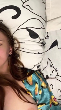 继女已经准备好迎接她继父的过夜访问了。真正的素人自拍性爱