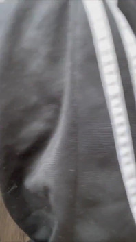 Harry_jen | Meu namorado em Adidas fodeu minha boca com um pau grande e eu gozo profusely