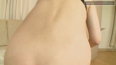 Watch Dirty Movies: Sexy mädchen stöhnt, als sie mit den fingern gefickt wird,...