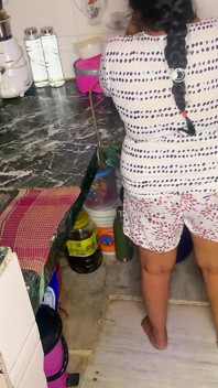 Kızgın desi hizmetçi patron tarafından sert sikiliyor yoğun intikam seksi