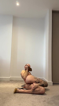 Owłosione Sissy Muscle Man w bieliźnie i szpilkach Zmysłowy striptiz, Obrzeża, Wanking, Palcówka i Gra stóp
