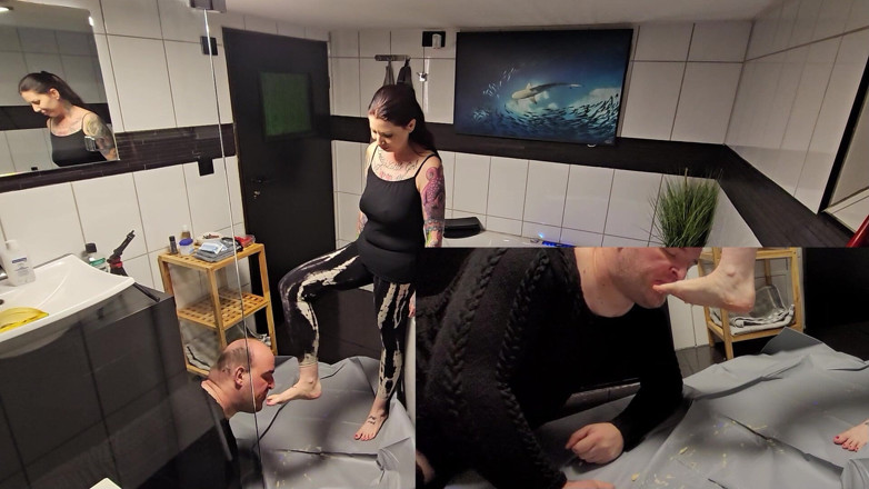 Femdom-Team-German: Slave Is Fed with Bananas