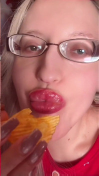 Asmr aardappel-etende chips luisteren in een hoofdtelefoon