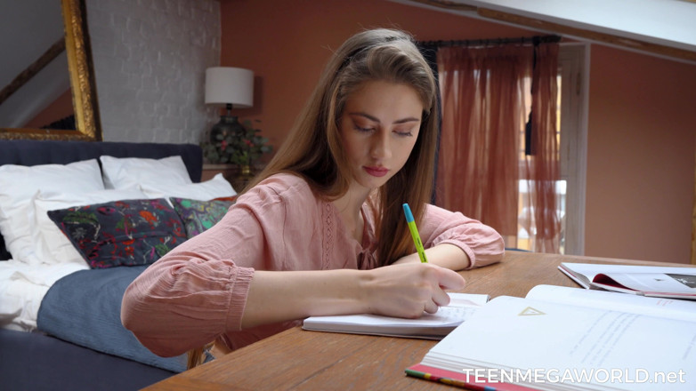 Teen Mega World: Яркий оргазм на перерыве