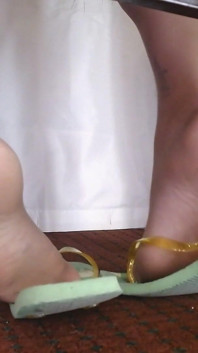 Flipflop lagi asik mainin sepatu sambil bugil
