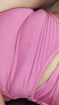 顽皮的新娘在 BDSM 房间里与两个男人发生性关系