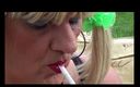 Mature Tina TV: Seksowne palenie w moim ogrodzie