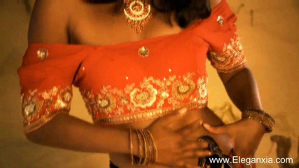 Eleganxia: Hermosa india babe bailando al aire libre