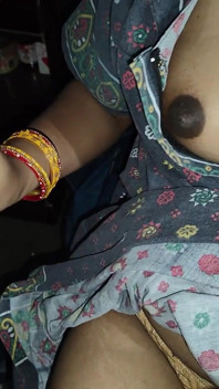 Bini India panas menggesel batang dalam teteknya dan dapat pancutan mani