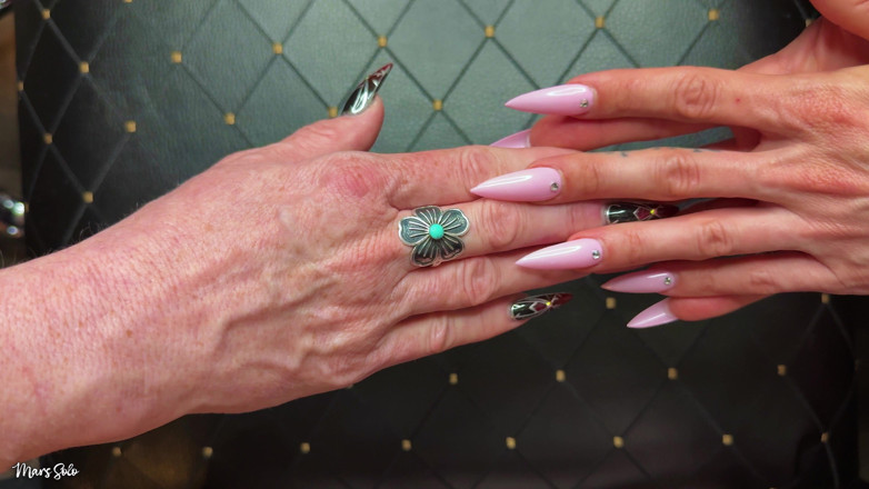 Mars Solo: Betoverende vingernagels en asmr: Mars solo en kietelende harmonie