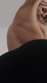Pantat bengkung bergoyang dan pov duduk muka dalam leggins hitam dan leggins spandeks berkilat Bei punggung besar Amazone Amanda.