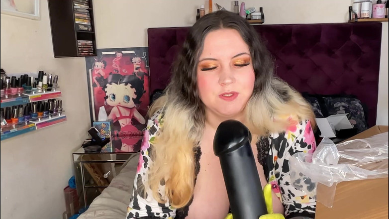 MissFFW: Une pute coquine déballe sa nouvelle sélection de jouets