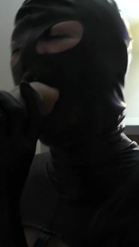 Un esclave en latex prend soin de l’homme à pied