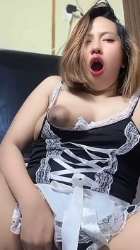 Camarera traviesa masturbándose en el salón
