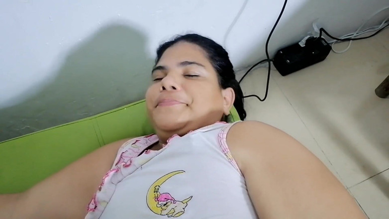 Adribella69: Üvey annem dayanamayıp büyük götlü kanepede yatıyor ve sonunda onu...